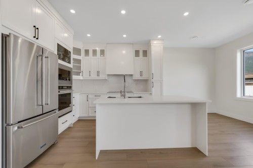 1005 Phare Crescent, Pemberton, BC - Indoor Photo Showing Kitchen With Upgraded Kitchen