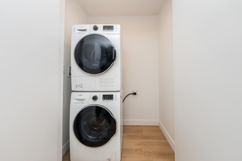 512-9888 University Crescent, Burnaby, BC - Indoor Photo Showing Laundry Room