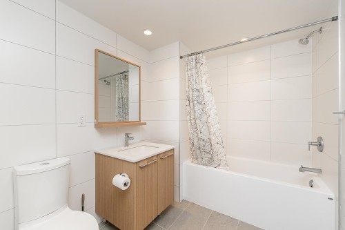 512-9888 University Crescent, Burnaby, BC - Indoor Photo Showing Bathroom