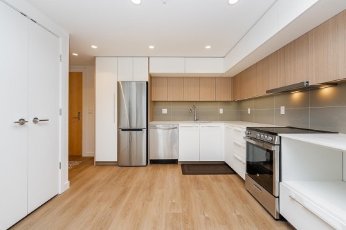 512-9888 University Crescent, Burnaby, BC - Indoor Photo Showing Kitchen