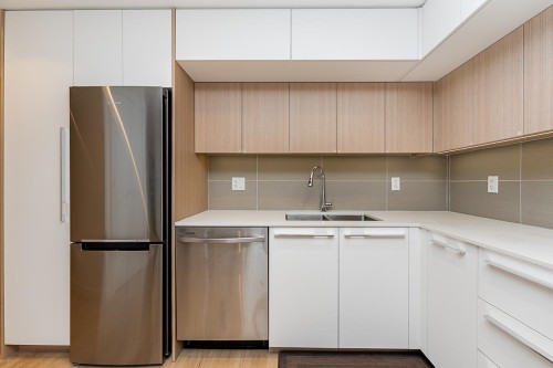 512-9888 University Crescent, Burnaby, BC - Indoor Photo Showing Kitchen With Double Sink
