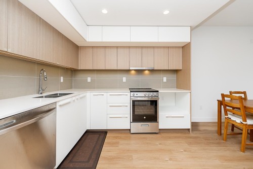 512-9888 University Crescent, Burnaby, BC - Indoor Photo Showing Kitchen With Double Sink