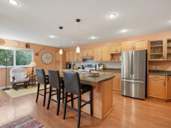 9439 Snowberry Court Burnaby, BC V5A 4A6