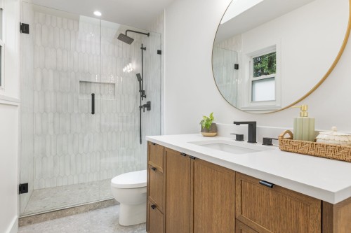 999 Canyon Boulevard, North Vancouver, BC 