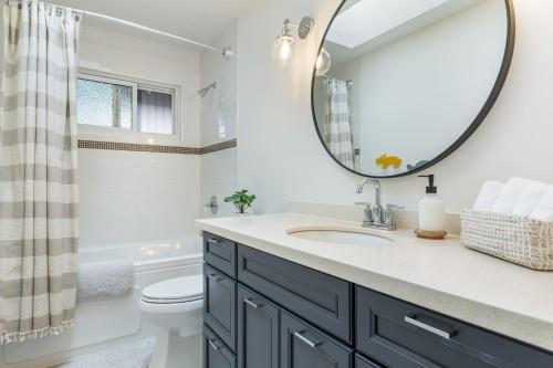 999 Canyon Boulevard, North Vancouver, BC 