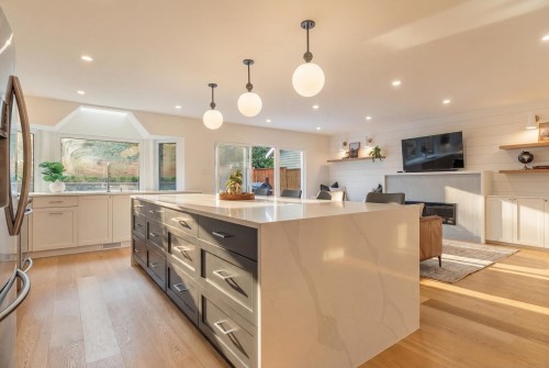 999 Canyon Boulevard, North Vancouver, BC 