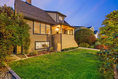 402 13Th Street E, North Vancouver, BC 