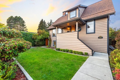 402 13Th Street E, North Vancouver, BC 