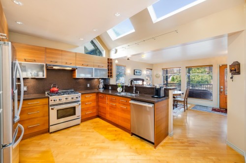 402 13Th Street E, North Vancouver, BC 