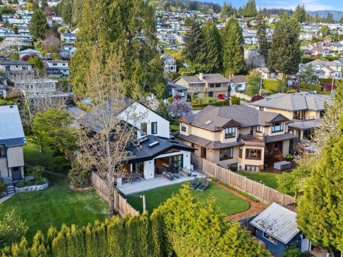 2392 Lawson Avenue, West Vancouver, BC 