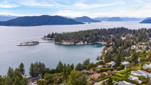 6220 Summit Avenue, West Vancouver, BC 