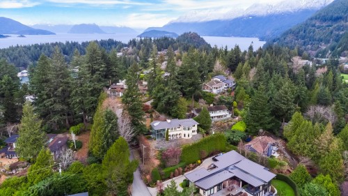 6220 Summit Avenue, West Vancouver, BC 