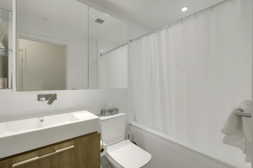 5008-1955 Alpha Way, Burnaby, BC - Indoor Photo Showing Bathroom