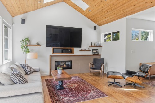 1007 Jay Crescent, Squamish, BC 