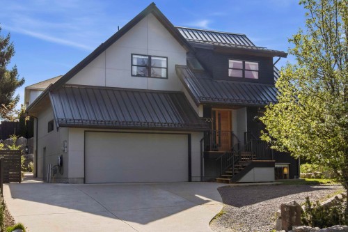 1007 Jay Crescent, Squamish, BC 