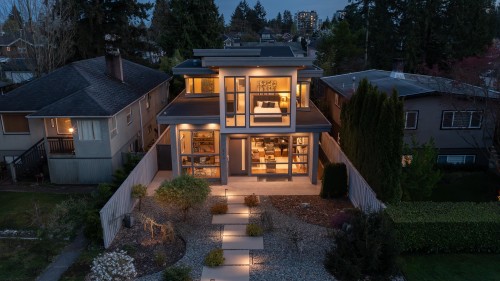 315 20th Street E North Vancouver, BC V7L 3A8