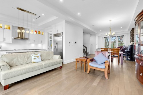 4555 9Th Avenue W, Vancouver, BC 