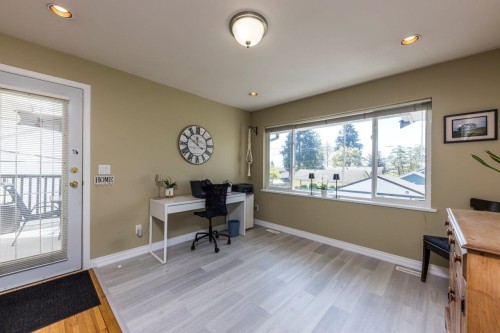 895 12Th Street E, North Vancouver, BC 