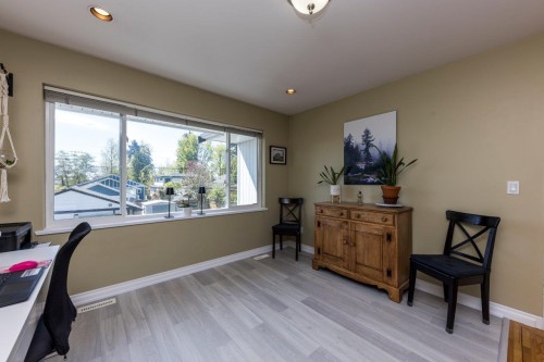 895 12Th Street E, North Vancouver, BC 