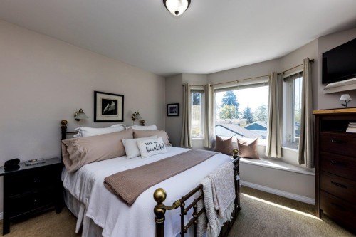 895 12Th Street E, North Vancouver, BC 