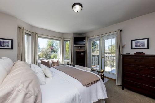 895 12Th Street E, North Vancouver, BC 