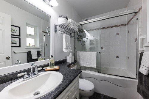 895 12Th Street E, North Vancouver, BC 