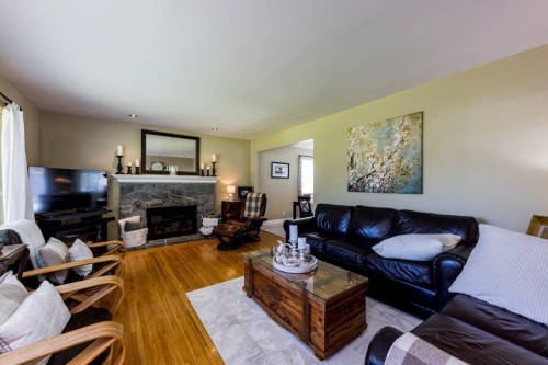 895 12Th Street E, North Vancouver, BC 
