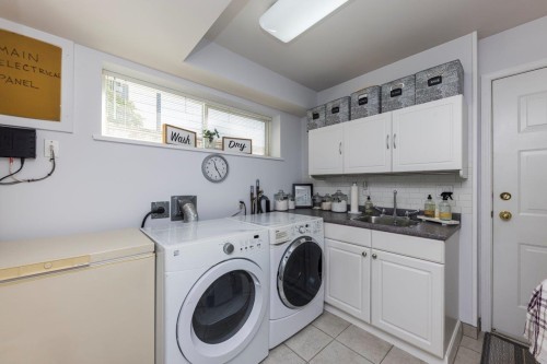 895 12Th Street E, North Vancouver, BC 
