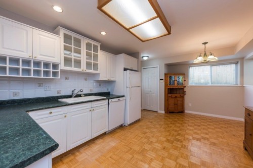 895 12Th Street E, North Vancouver, BC 