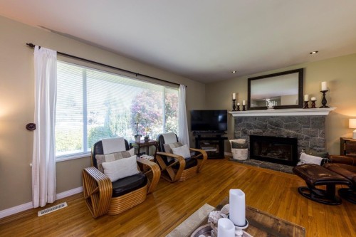 895 12Th Street E, North Vancouver, BC 