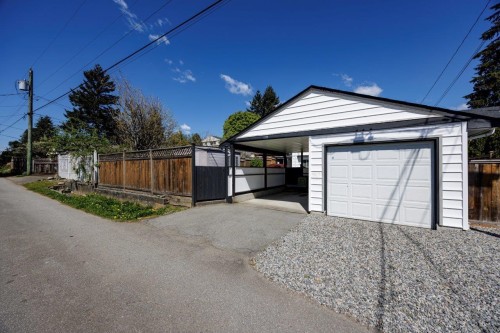 895 12Th Street E, North Vancouver, BC 