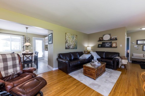 895 12Th Street E, North Vancouver, BC 