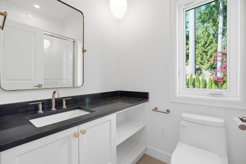 690 Windsor Road E, North Vancouver, BC 