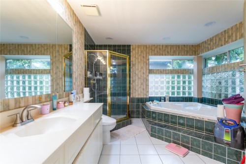 9149 Briar Road, Burnaby, BC - Indoor Photo Showing Bathroom