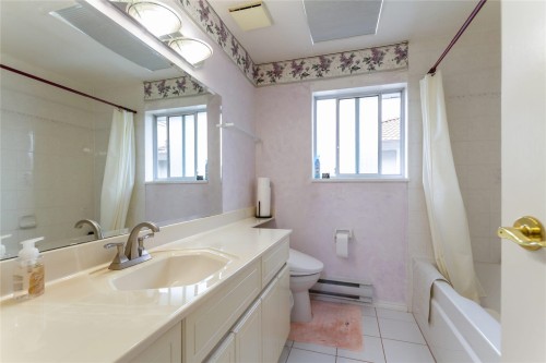 9149 Briar Road, Burnaby, BC - Indoor Photo Showing Bathroom