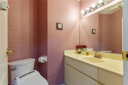 9149 Briar Road, Burnaby, BC - Indoor Photo Showing Bathroom