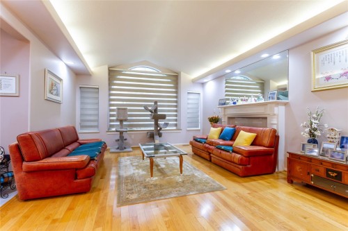 9149 Briar Road, Burnaby, BC - Indoor Photo Showing Living Room