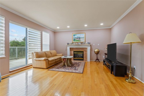 9149 Briar Road, Burnaby, BC - Indoor Photo Showing Living Room With Fireplace