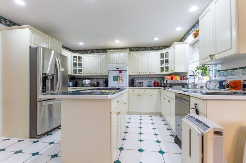 9149 Briar Road, Burnaby, BC - Indoor Photo Showing Kitchen
