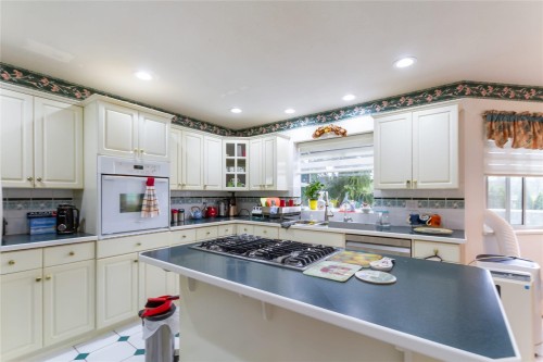 9149 Briar Road, Burnaby, BC - Indoor Photo Showing Kitchen