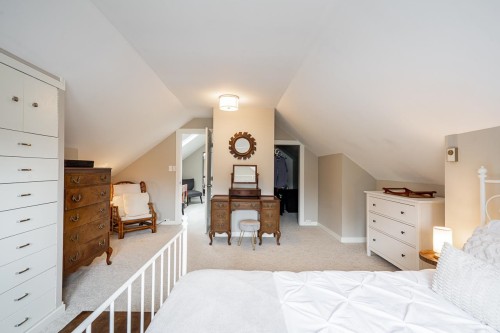457 11Th Street E, North Vancouver, BC 