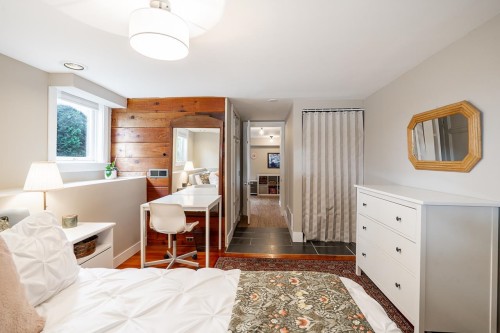 457 11Th Street E, North Vancouver, BC 