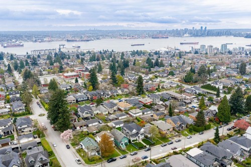 457 11Th Street E, North Vancouver, BC 