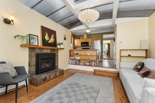 408 2Nd Street E, North Vancouver, BC 