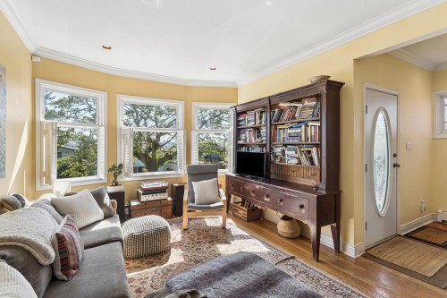 408 2Nd Street E, North Vancouver, BC 