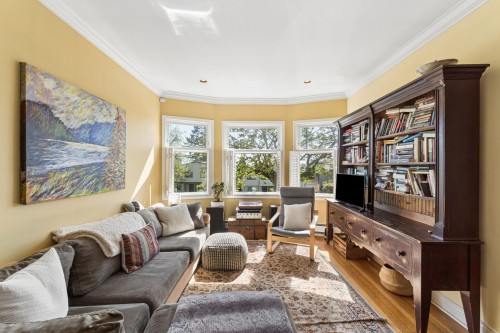 408 2Nd Street E, North Vancouver, BC 