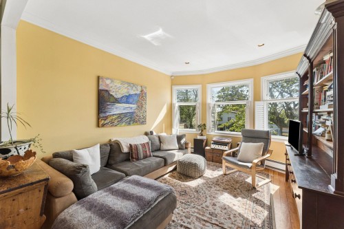 408 2Nd Street E, North Vancouver, BC 