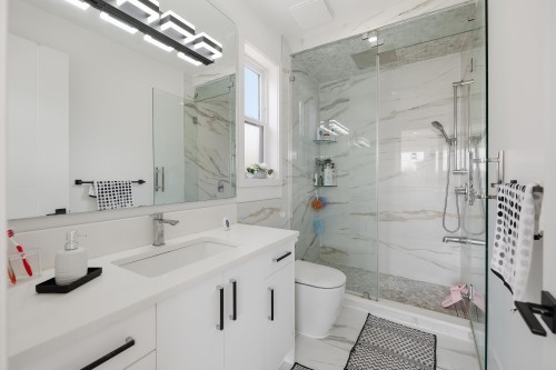 8061 11Th Avenue, Burnaby, BC 