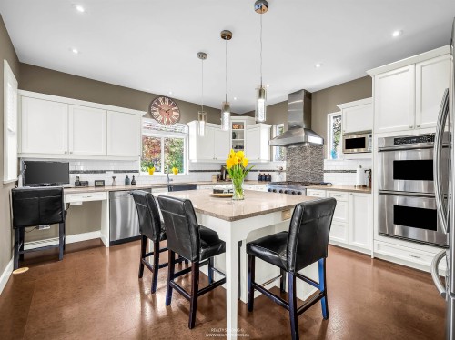 938 Beaumont Drive, North Vancouver, BC 
