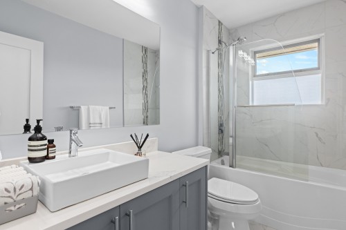 219 26Th Street E, North Vancouver, BC 